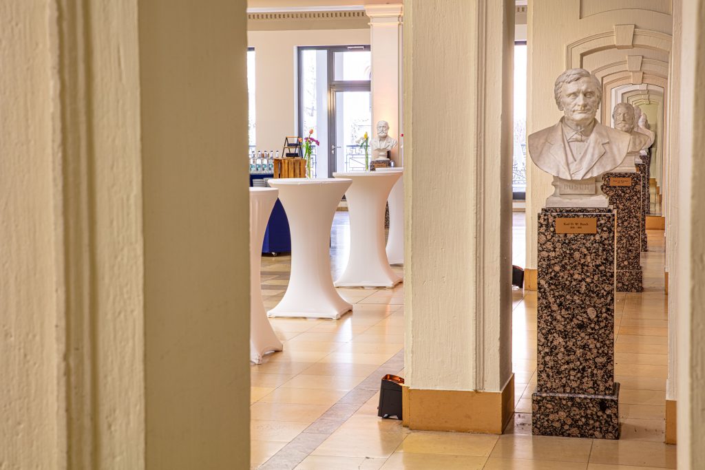 Charakterköpfe im Langenbeck-Virchow-Haus: Pausenbereich mit Büsten bedeutender Mediziner des 19. und frühen 20. Jahrhunderts