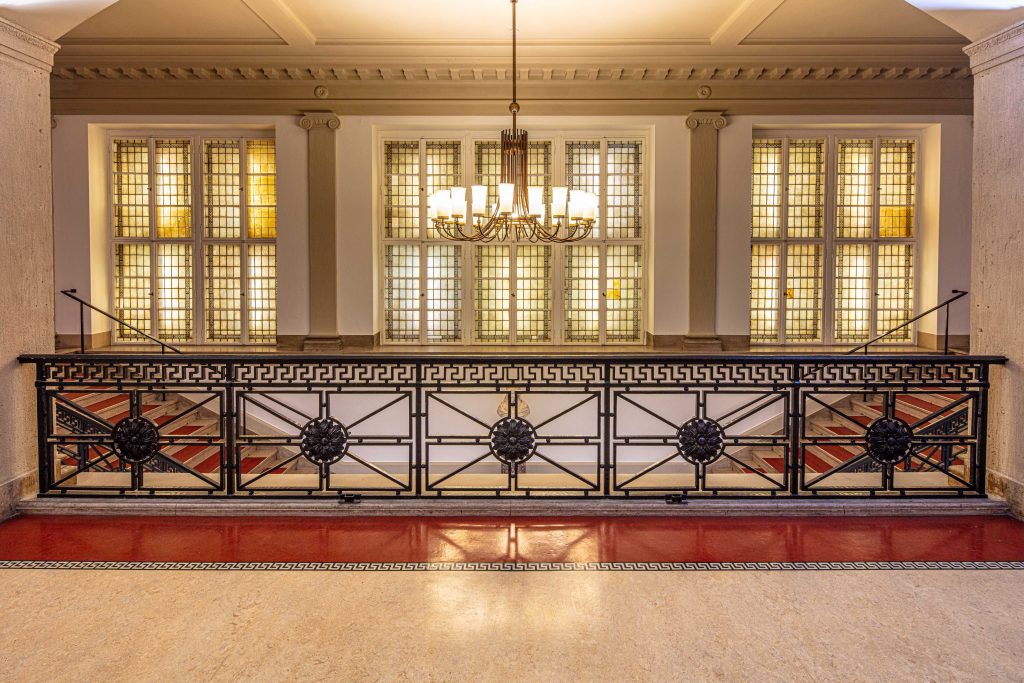 Langenbeck-Virchow-Haus mit helenistisch-klassizistischen Motiven: Originale Geländer und Fensterfront im historischen Treppenhaus