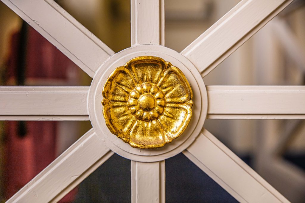 Detailaufnahme eines vergoldeten Ornaments am historischen Geländer im Langenbeck-Virchow-Haus (LVH) in Berlin