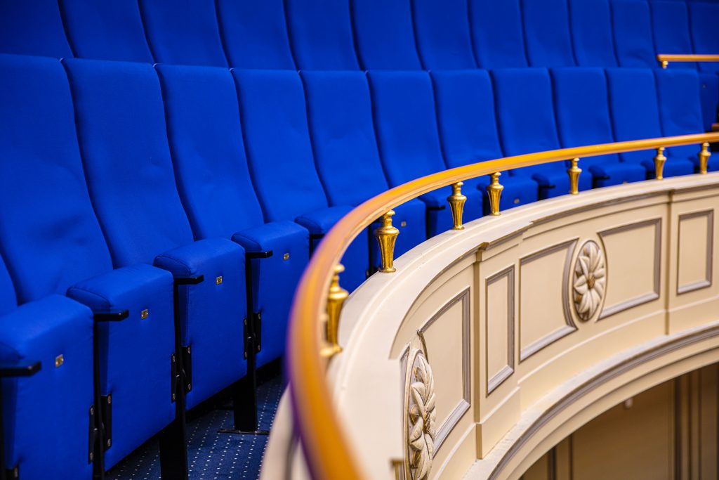 Historischer Hörsaal im Langenbeck-Virchow-Haus (LVH) in Berlin: blaue Sitzreihen aus der Zeit der Volkskammer und originale Geländer aus der Gründungszeit