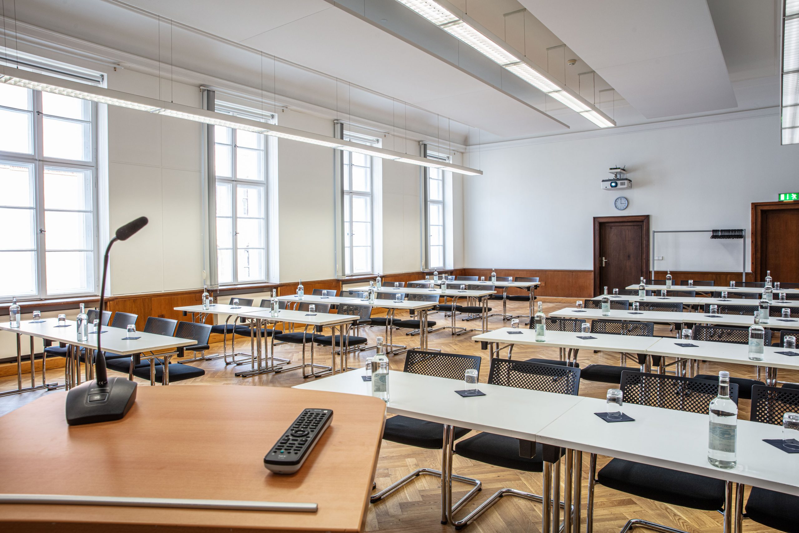 Bernhard von Langenbeck Saal im Langenbeck Virchow Haus Berlin mit Tagungsbestuhlung und modernem Rednerpult