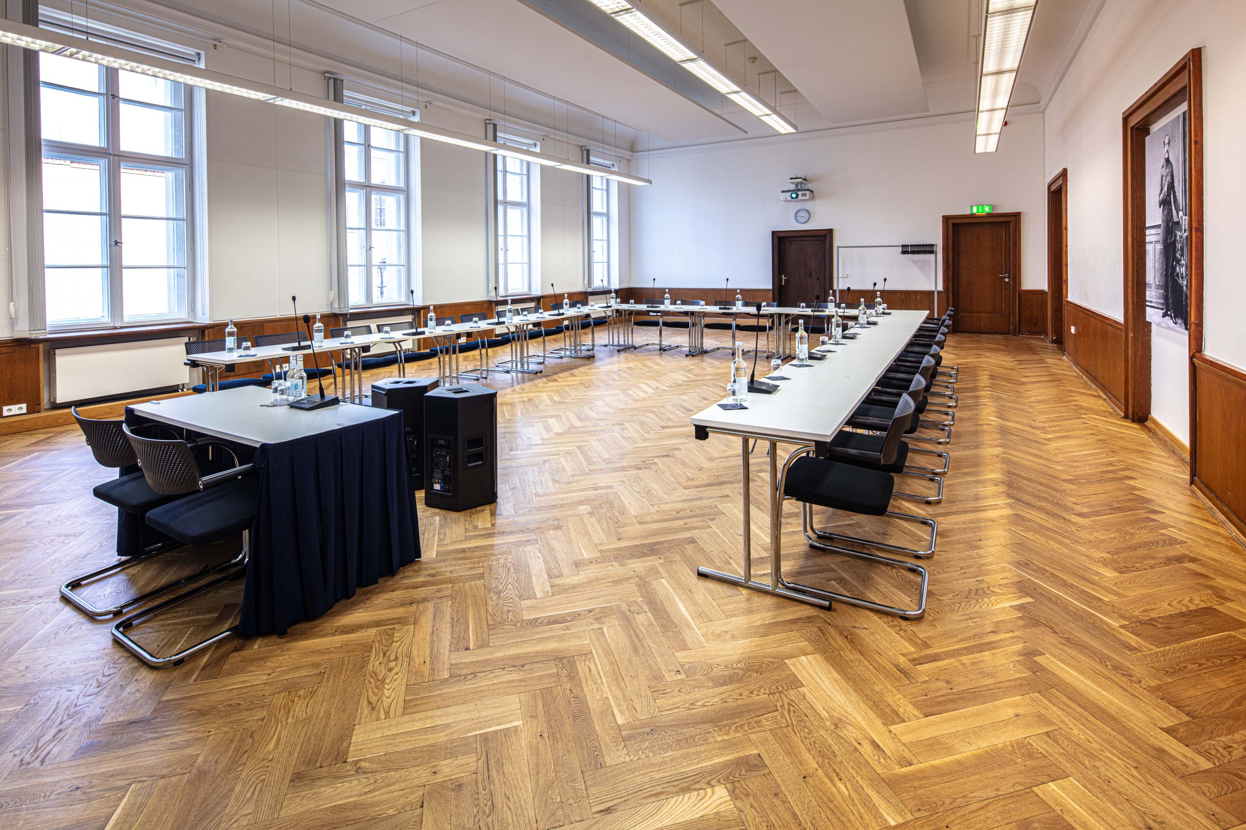 Bernhard von Langenbeck Saal im Langenbeck Virchow Haus Berlin mit U-Form-Bestuhlung und großer Fensterfront