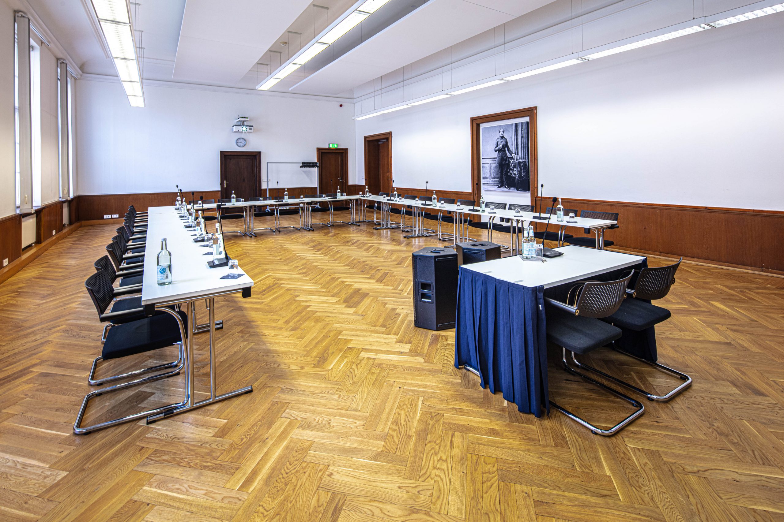Bernhard von Langenbeck Saal im Langenbeck Virchow Haus Berlin mit U-Form-Bestuhlung und Portrait des Namensgebers