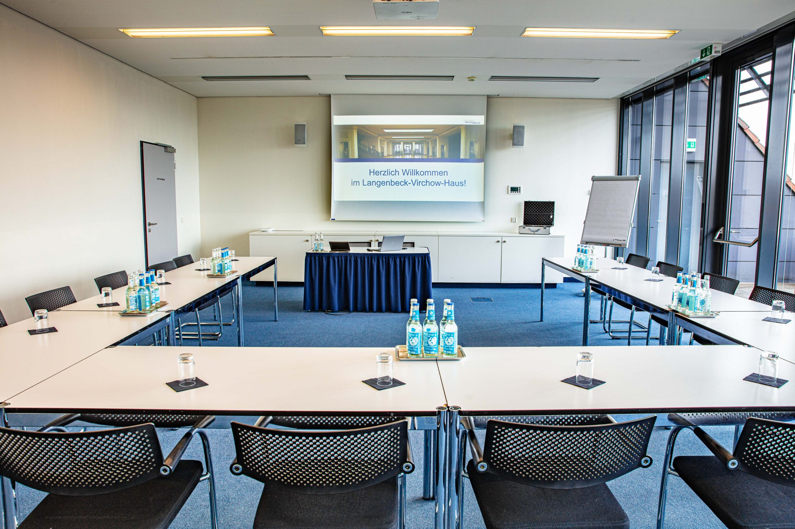 Konferenzraum August Bier im Langenbeck-Virchow-Haus in Berlin mit U-Form-Bestuhlung, Leinwand und Flipchart