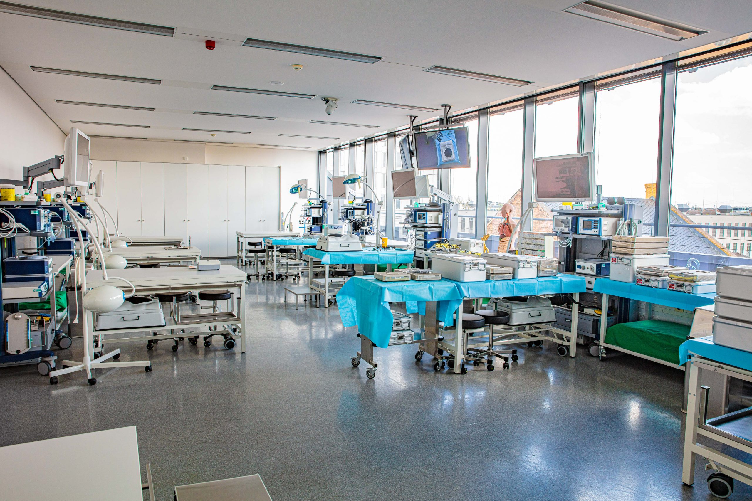 Raum Ferdinand Sauerbruch im Langenbeck-Virchow-Haus Berlin – moderner Operationssaal für chirurgische Produktpräsentationen, Hands-on Trainings und Simulationsübungen