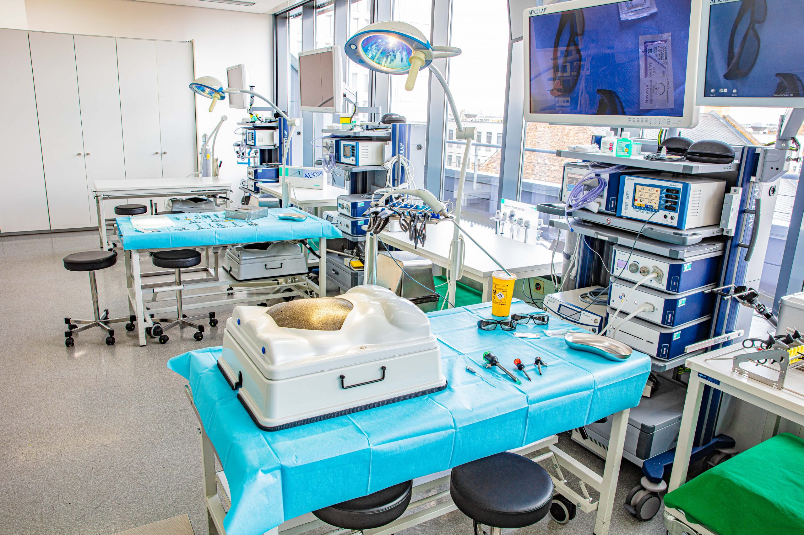 Detailaufnahme im Ferdinand Sauerbruch Saal des Langenbeck-Virchow-Hauses Berlin – moderne Ausstattung für chirurgische Hands-on Trainings, Simulationen und Produktpräsentationen