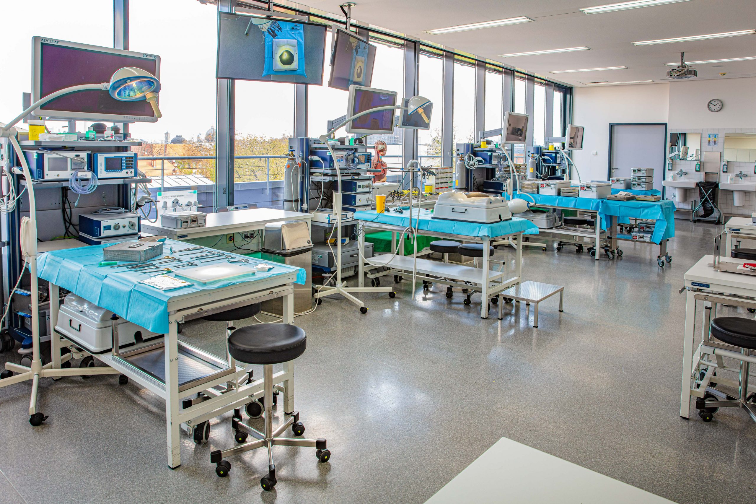 Ferdinand Sauerbruch Saal im Langenbeck-Virchow-Haus Berlin – moderne Ausstattung für chirurgische Hands-on Trainings, Simulationen und Produktpräsentationen