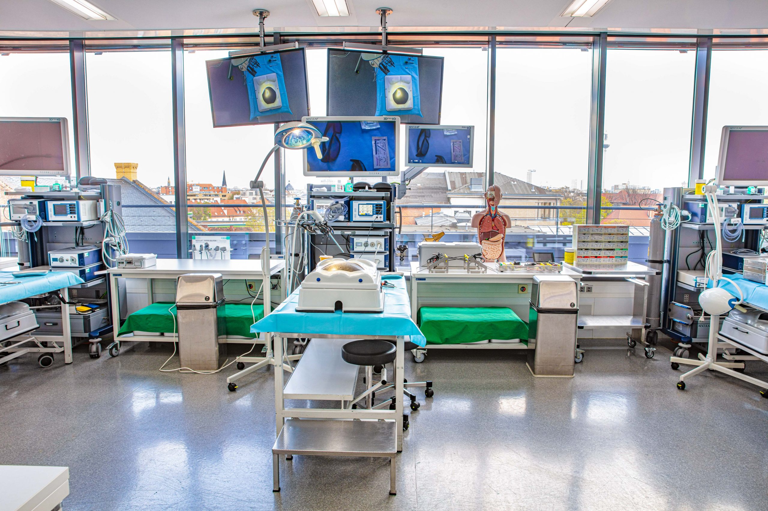 Ferdinand Sauerbruch Saal im Langenbeck-Virchow-Haus Berlin – moderner Trainingsraum mit chirurgischem Equipment für medizinische Weiterbildung, Hands-on Trainings und Simulationen