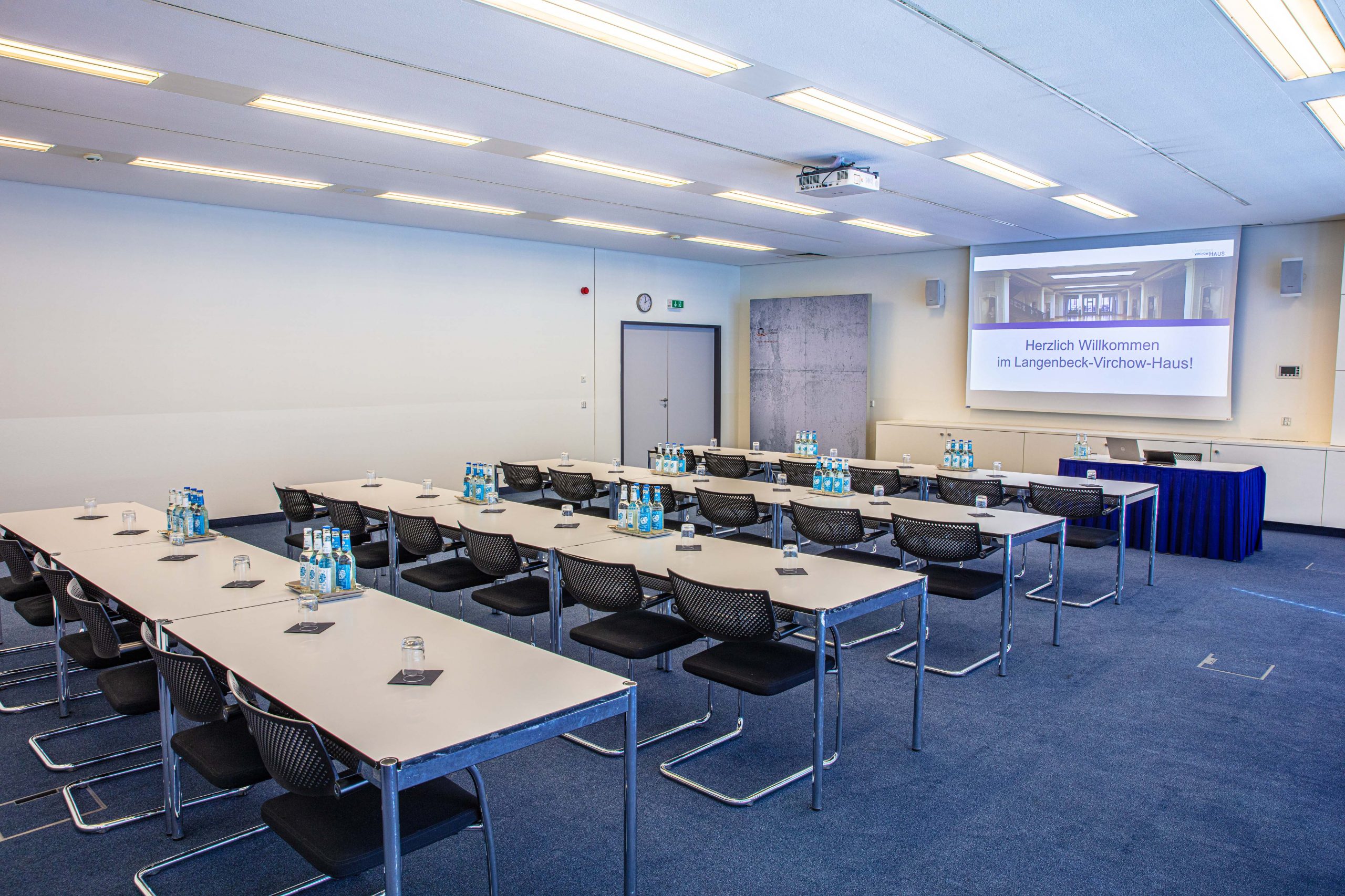 Konferenzraum Robert Koch im Langenbeck-Virchow-Haus in Berlin mit Klassenzimmer-Bestuhlung für Schulungen und Seminare