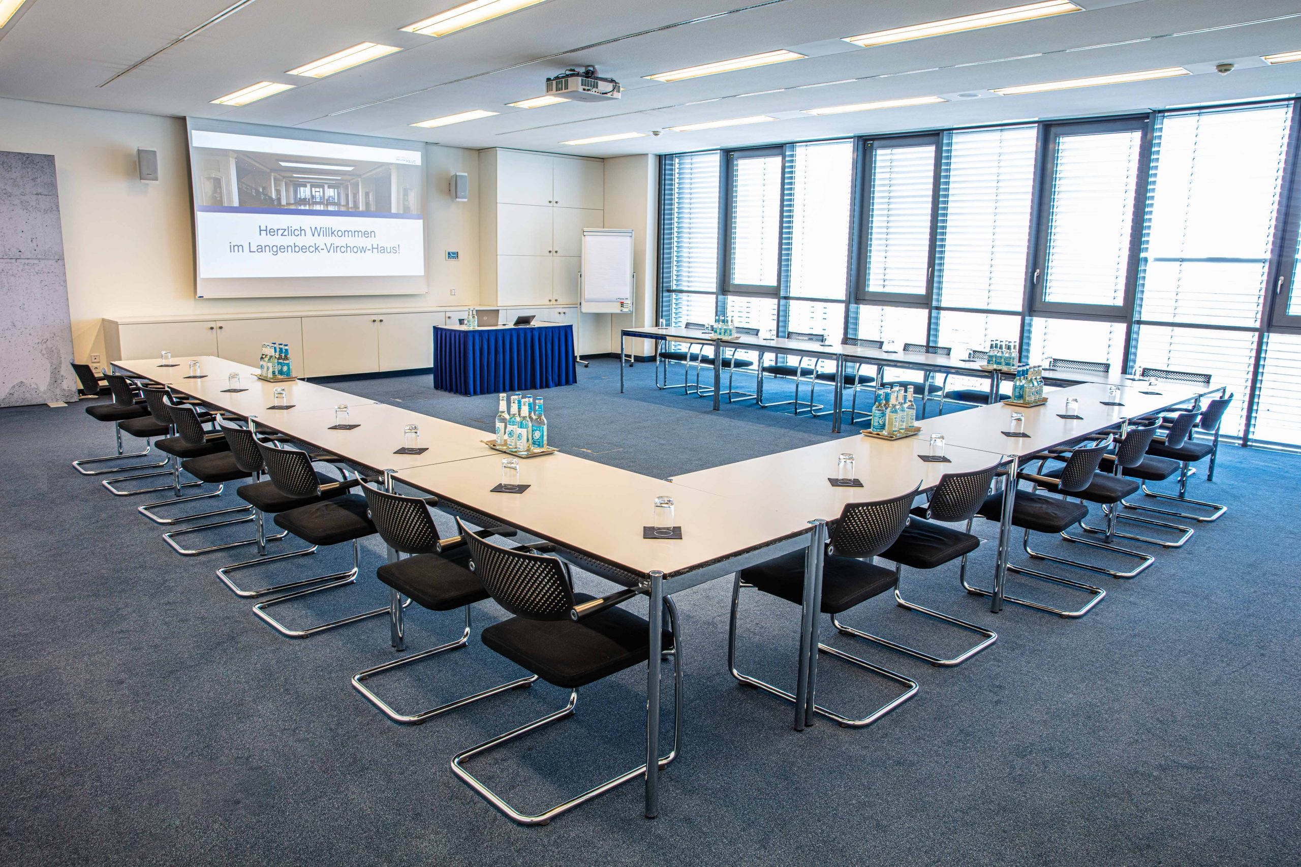 Barrierearmer Konferenzraum Robert Koch im Langenbeck-Virchow-Haus mit U-förmiger Bestuhlung, ideal für Tagungen und Seminare in Berlin