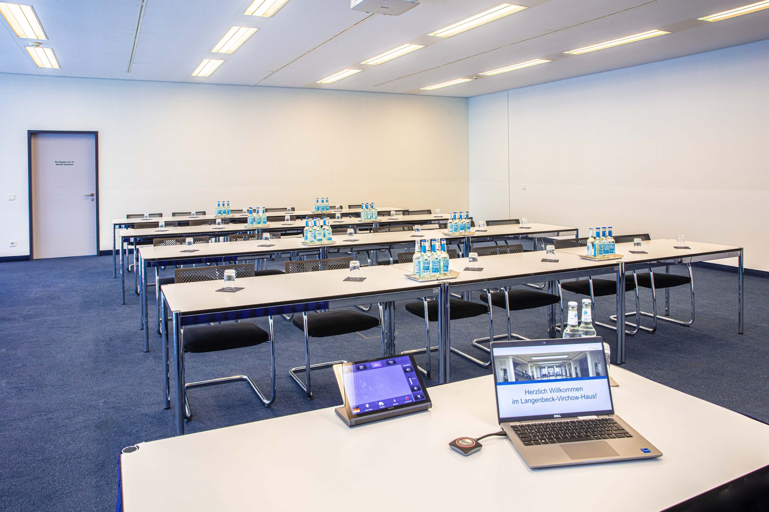 Tagungsraum Robert Koch im Langenbeck-Virchow-Haus in Berlin mit moderner Seminartechnik und flexibler Bestuhlung