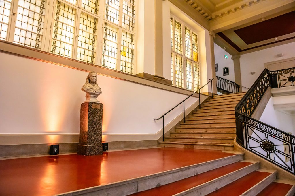 Historische Wandeltreppe im Langenbeck-Virchow-Haus Berlin mit Büste der Kaiserin Augusta