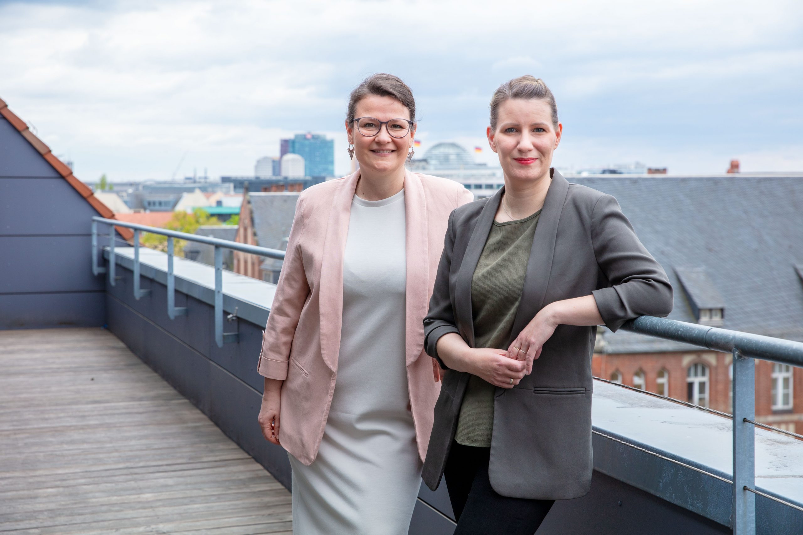 Britta Schmitz und Sandra Otzen auf der Terrasse des LVH Langenbeck Virchow Haus Berlin als Ansprechpartnerinnen für Veranstaltungsbuchungen