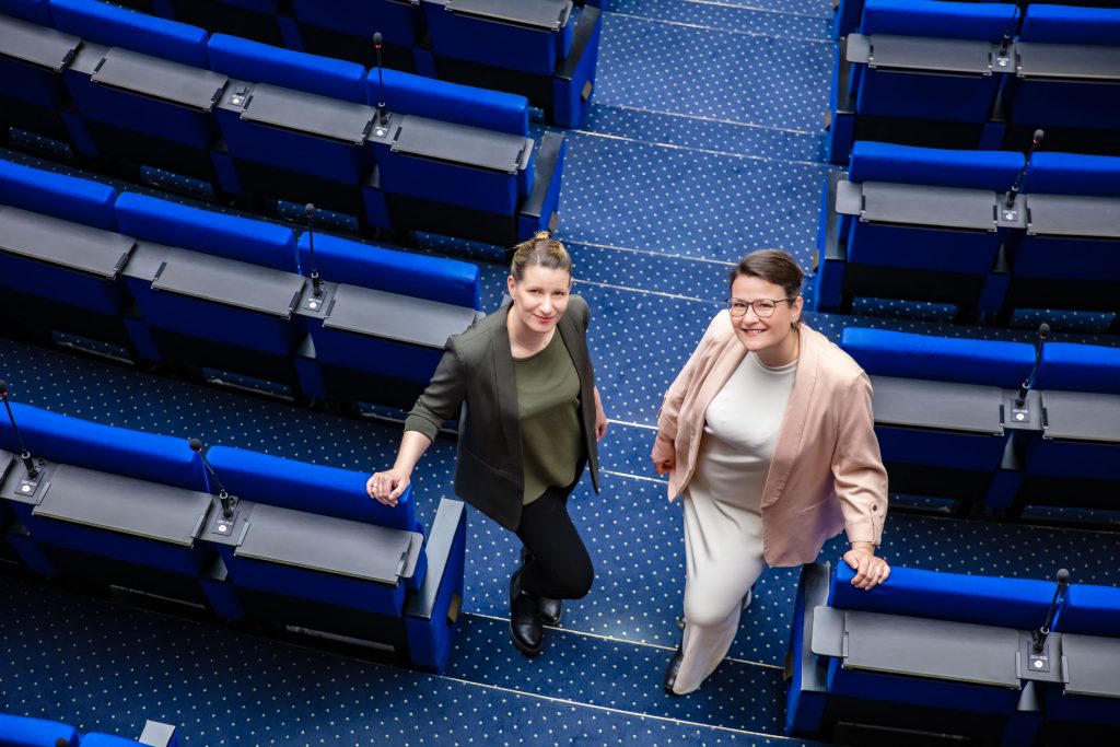 Sandra Otzen und Britta Schmitz im Hörsaal des LVH Langenbeck Virchow Haus Berlin als Ansprechpartnerinnen für Veranstaltungsberatung und Organisation