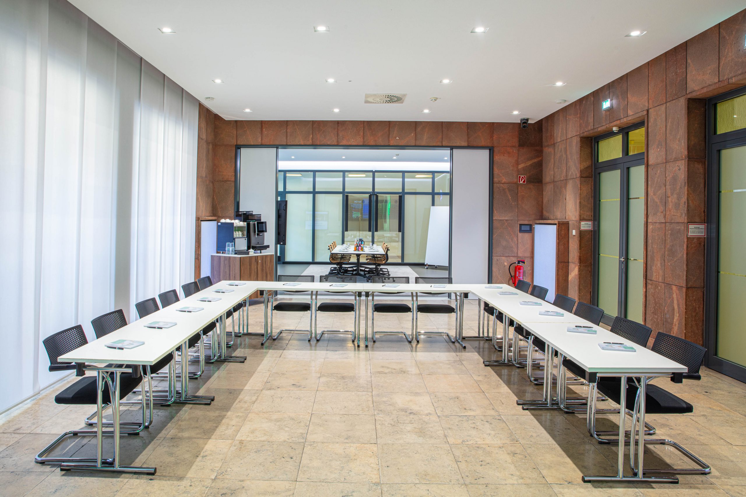 Raum Expertisium im LVH Langenbeck Virchow Haus Berlin mit U-förmiger Bestuhlung für Konferenzen und Meetings