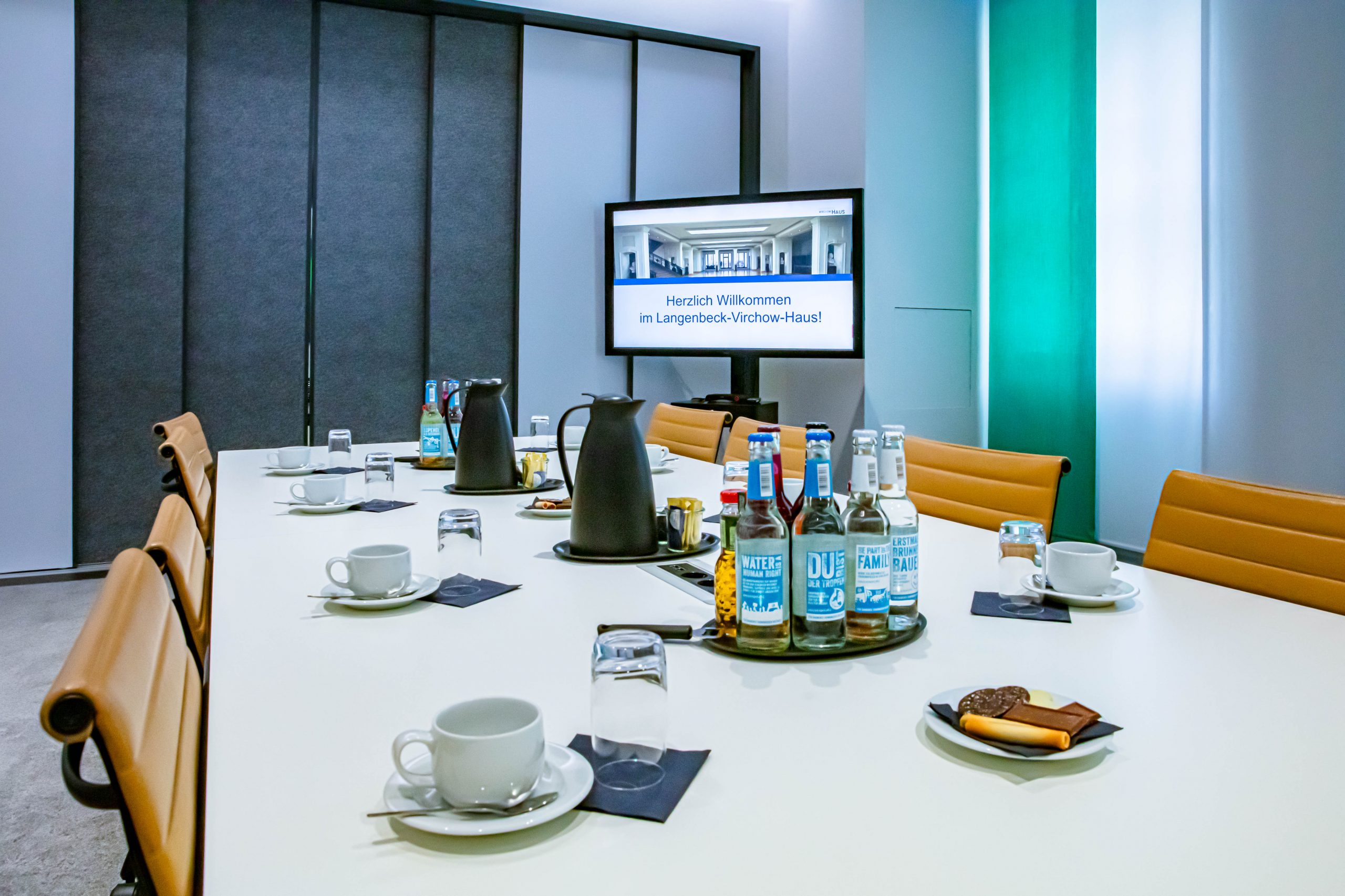 Raum Expertisium im LVH Langenbeck Virchow Haus Berlin mit großem Konferenztisch, moderner Technik und Getränken
