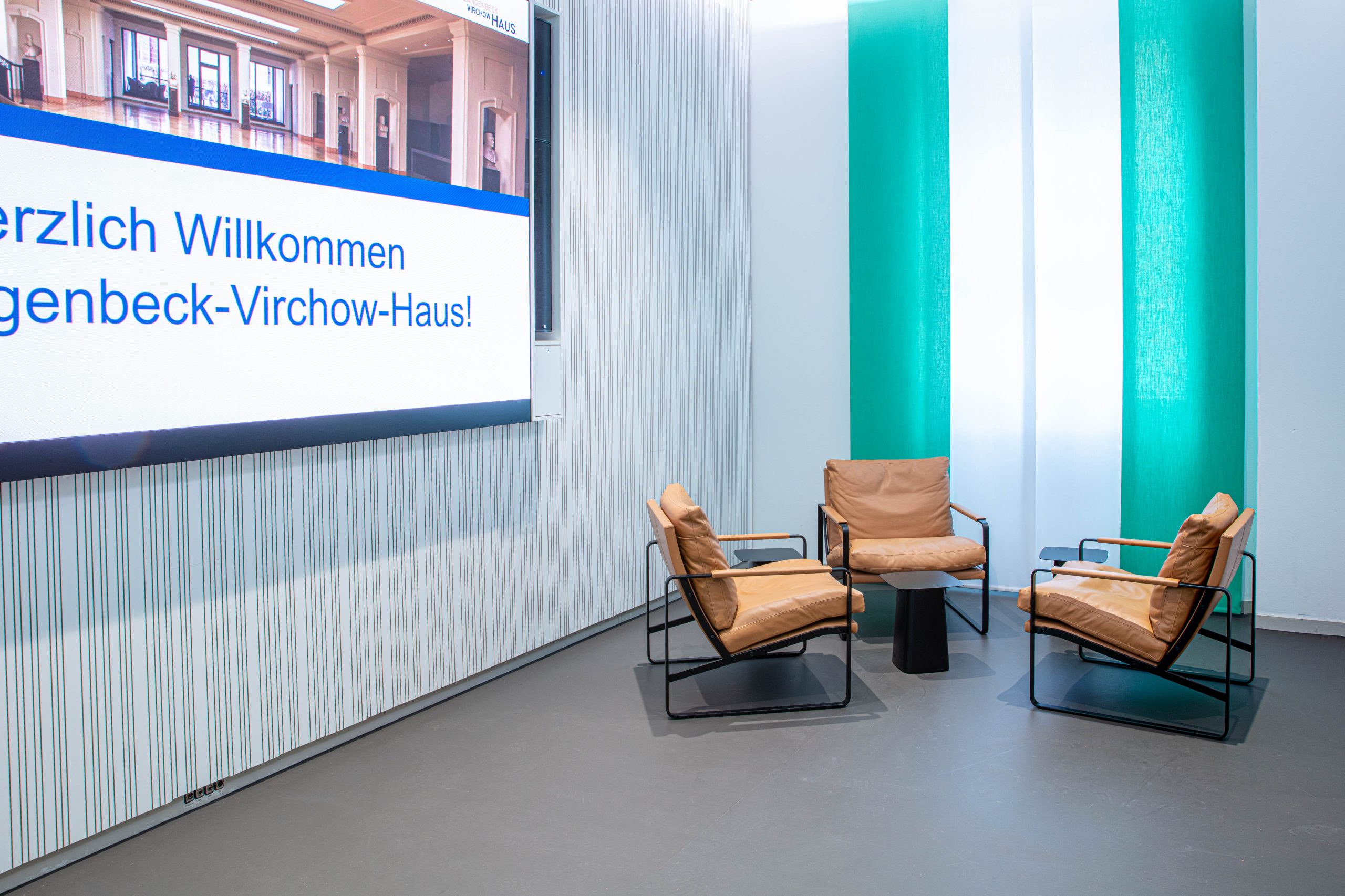 Raum Expertisium im LVH Langenbeck Virchow Haus Berlin mit Loungeecke und Sesseln für informelle Gespräche