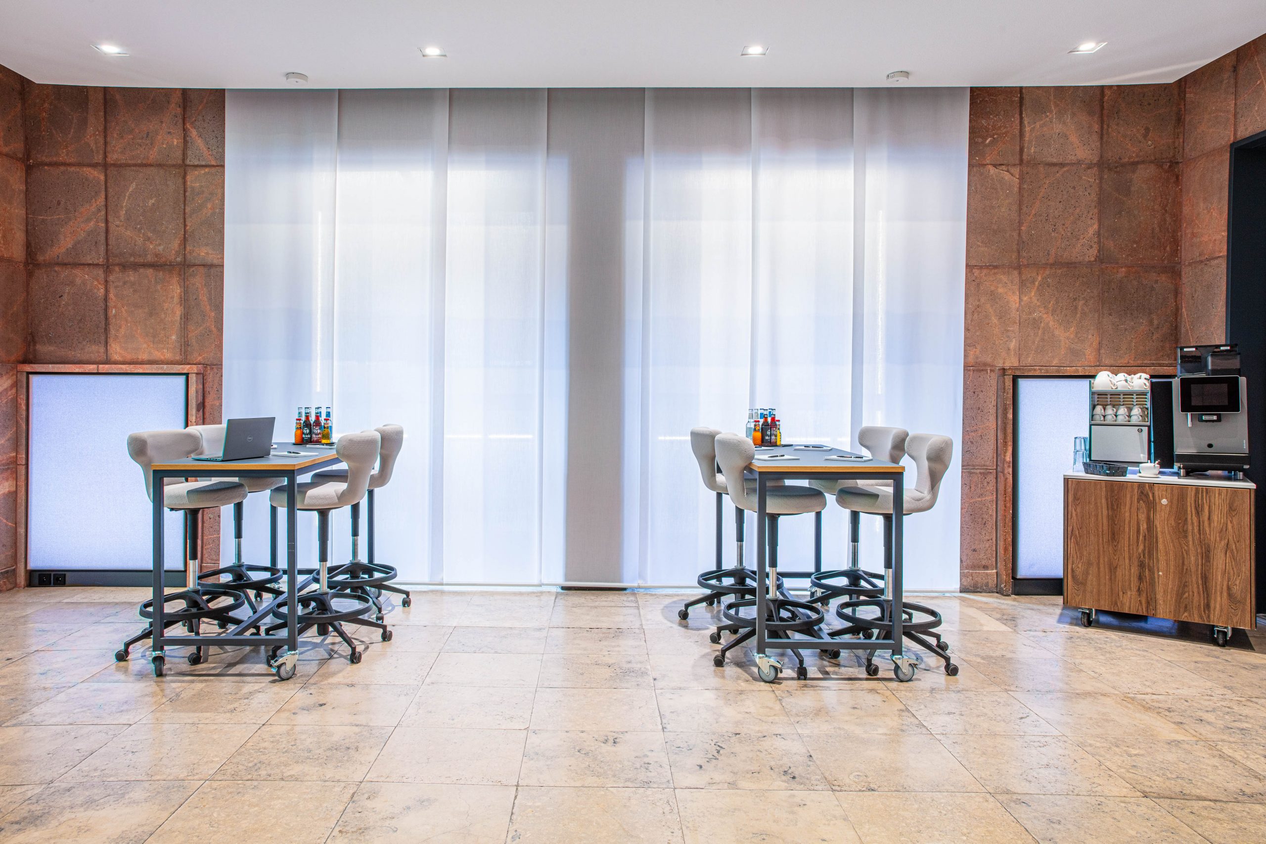 Raum Expertisium im LVH Langenbeck Virchow Haus Berlin mit hohen Tischen und Barhockern als Workshopbereich