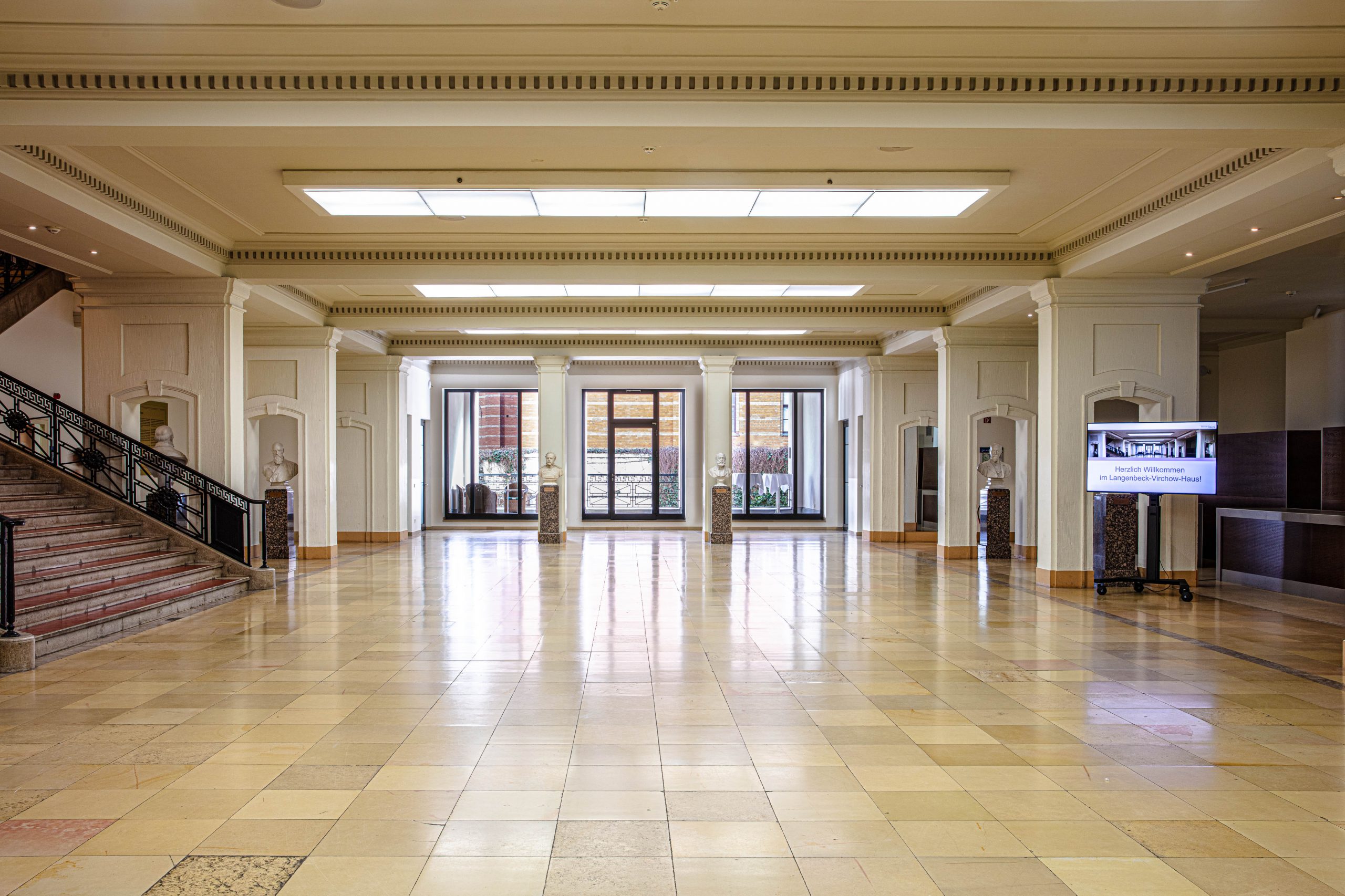 Historisches Foyer im Erdgeschoss des LVH Langenbeck Virchow Haus Berlin mit Marmorboden und Treppenaufgang
