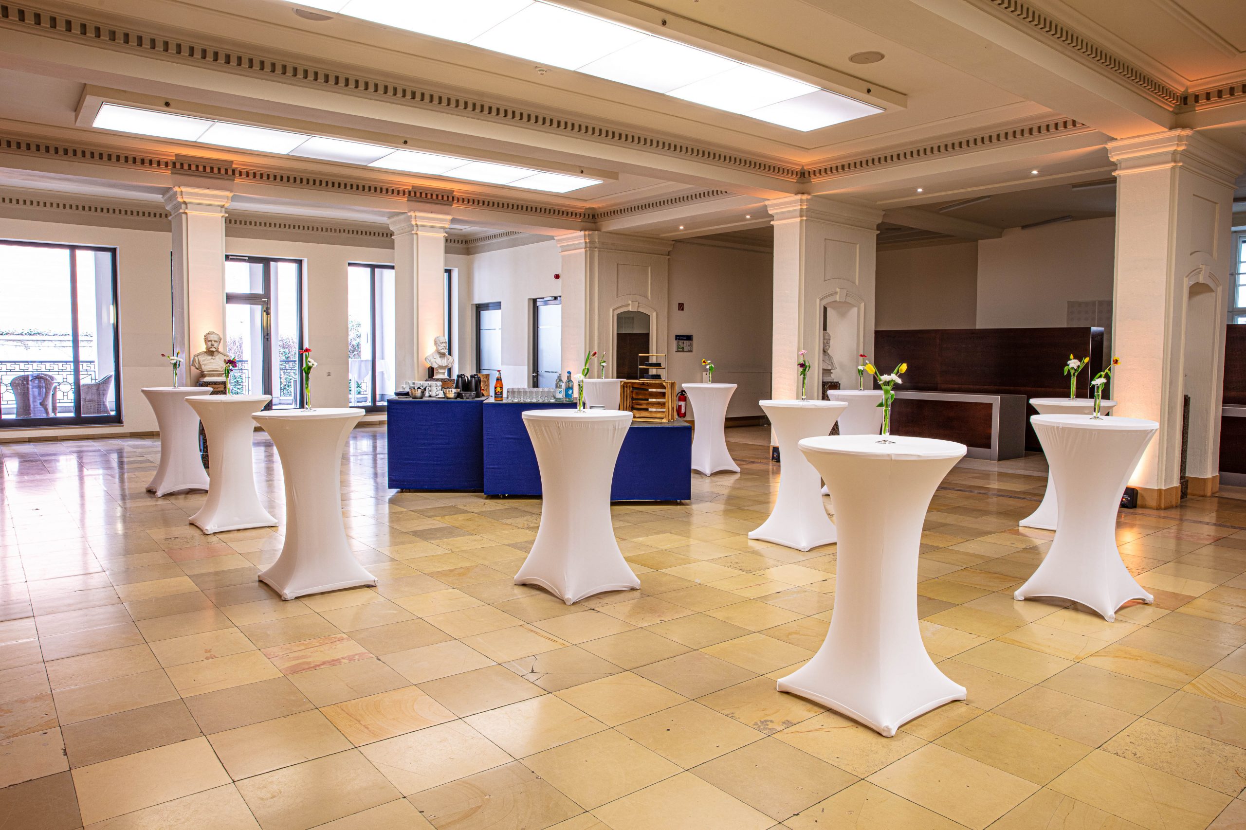 Foyer im Erdgeschoss des LVH Langenbeck Virchow Haus Berlin mit Stehtischen und Buffet als Empfangsbereich für Veranstaltungen und Tagungen