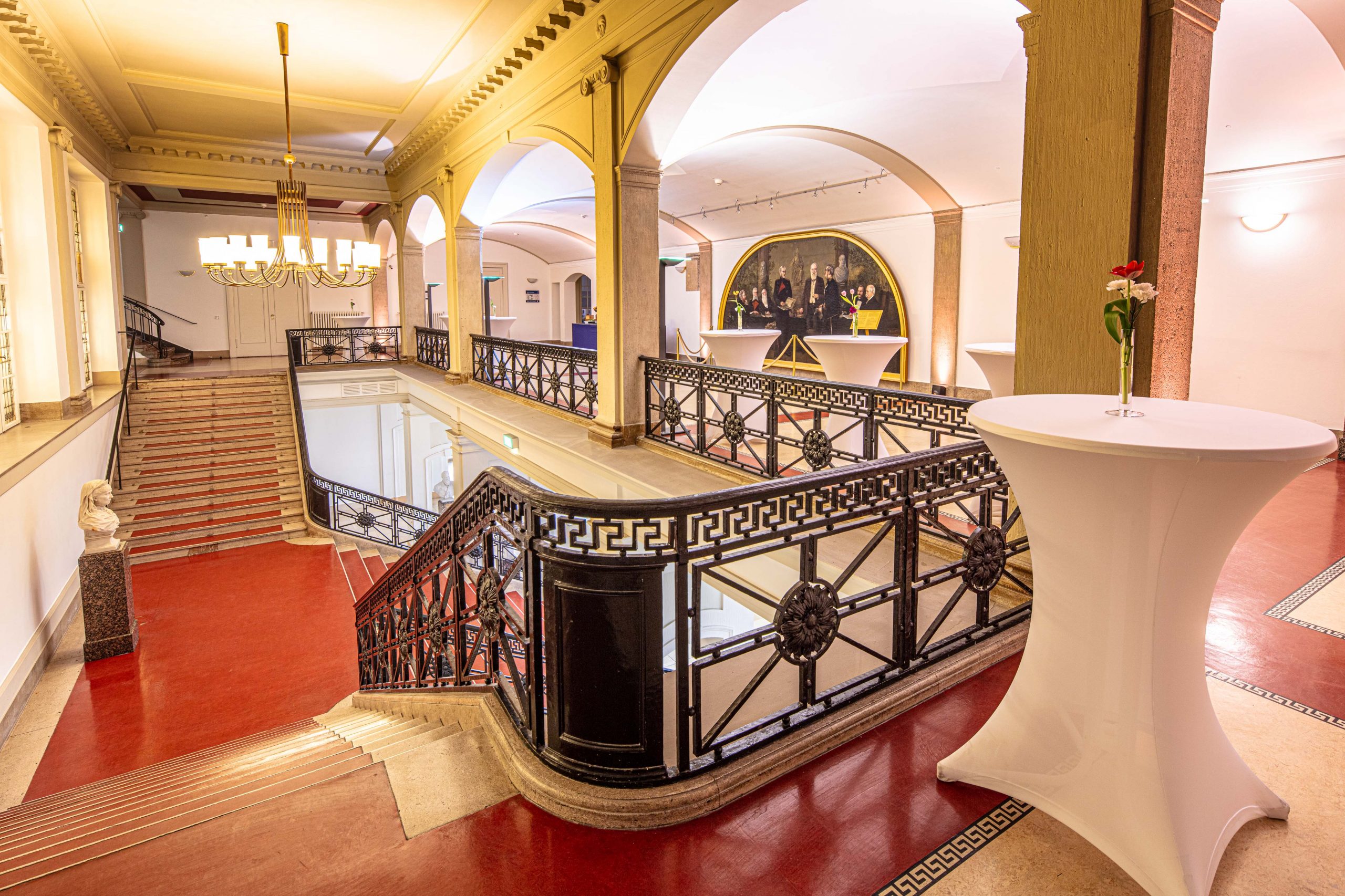 Wandelhalle im Langenbeck Virchow Haus Berlin mit Blick auf Treppe und Empore, vorbereitet für Veranstaltungen