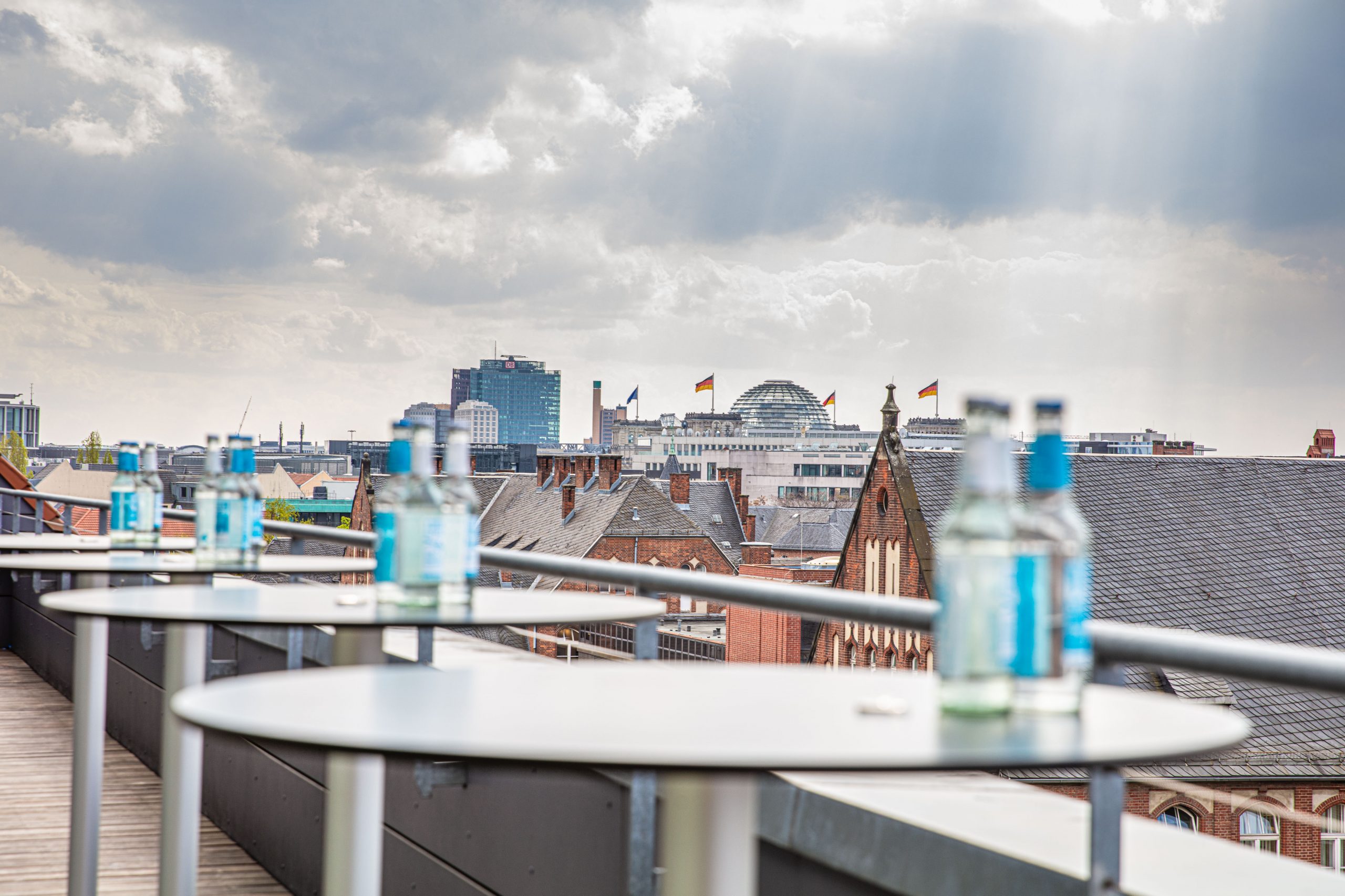 Dachterrasse im 5. Obergeschoss des Langenbeck-Virchow-Hauses in Berlin mit direktem Ausblick auf den Reichstag