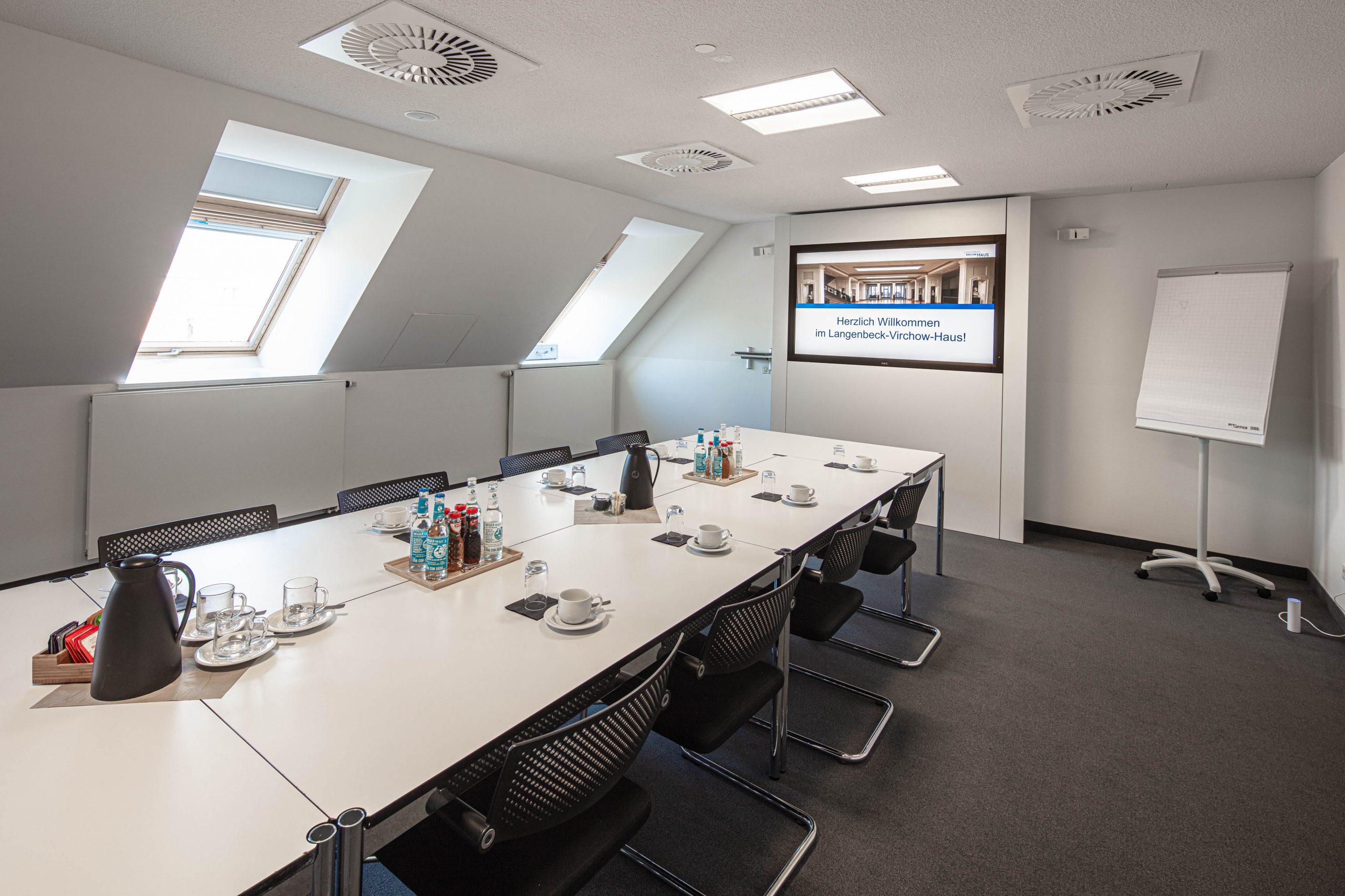 Emil von Behring Tagungsraum im Langenbeck-Virchow-Haus (LVH) mit Blockbestuhlung, Monitor und Flipchart für Meetings