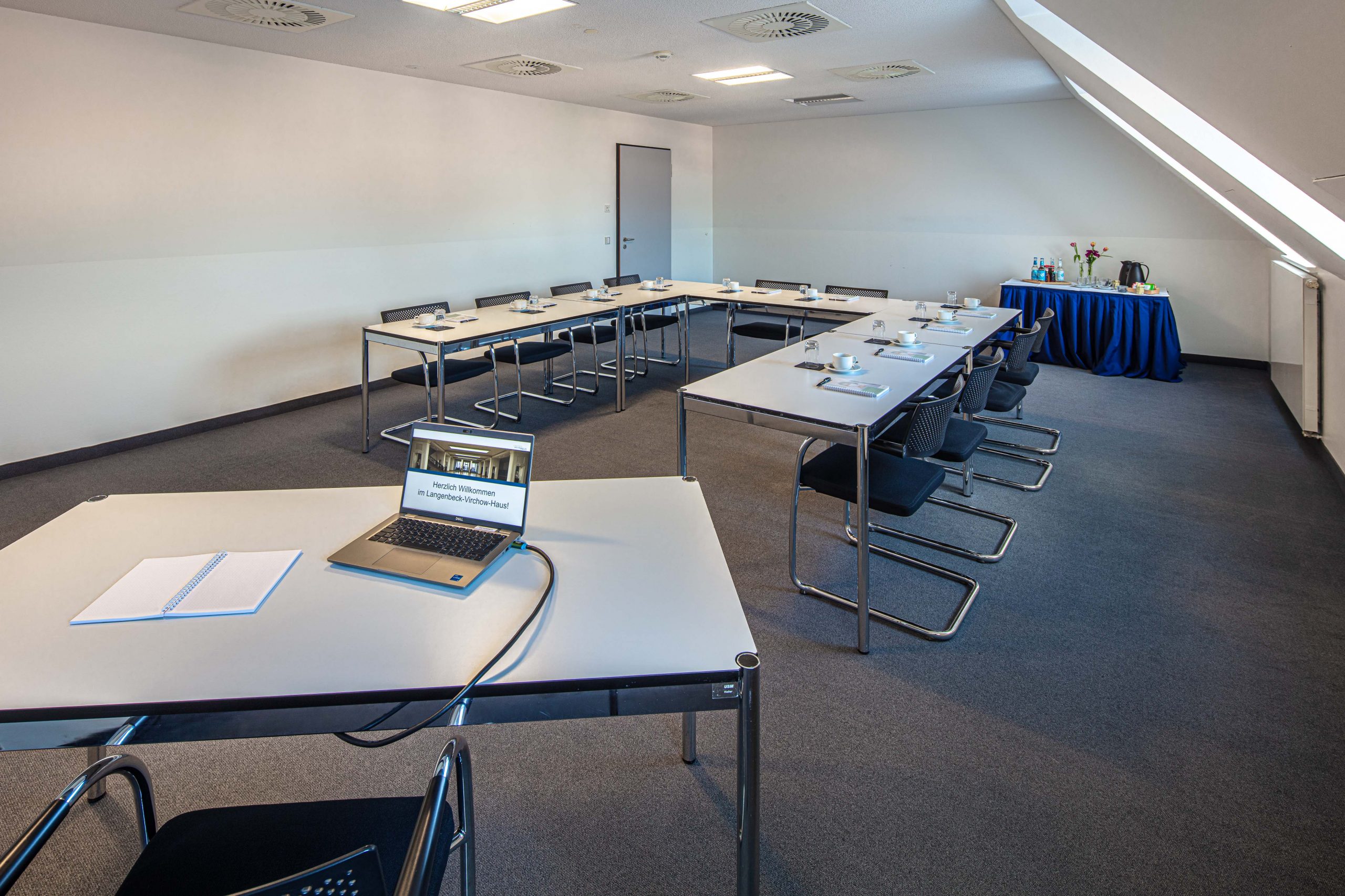 Emil von Behring Tagungsraum im Langenbeck-Virchow-Haus (LVH) mit U-Bestuhlung, Laptop-Präsentation und Catering-Tisch