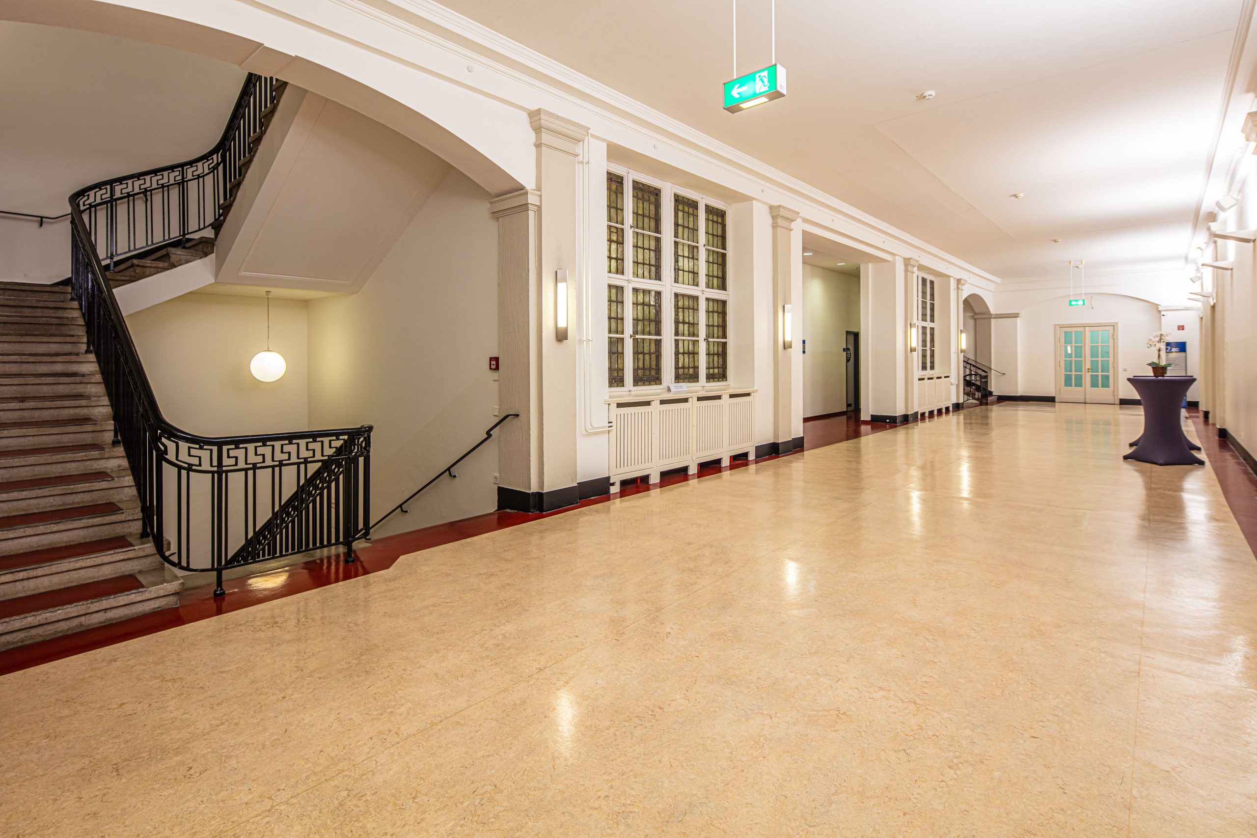 Foyer im 2. Obergeschoss des Langenbeck-Virchow-Hauses mit historischem Treppenaufgang und Veranstaltungsfläche in Berlin