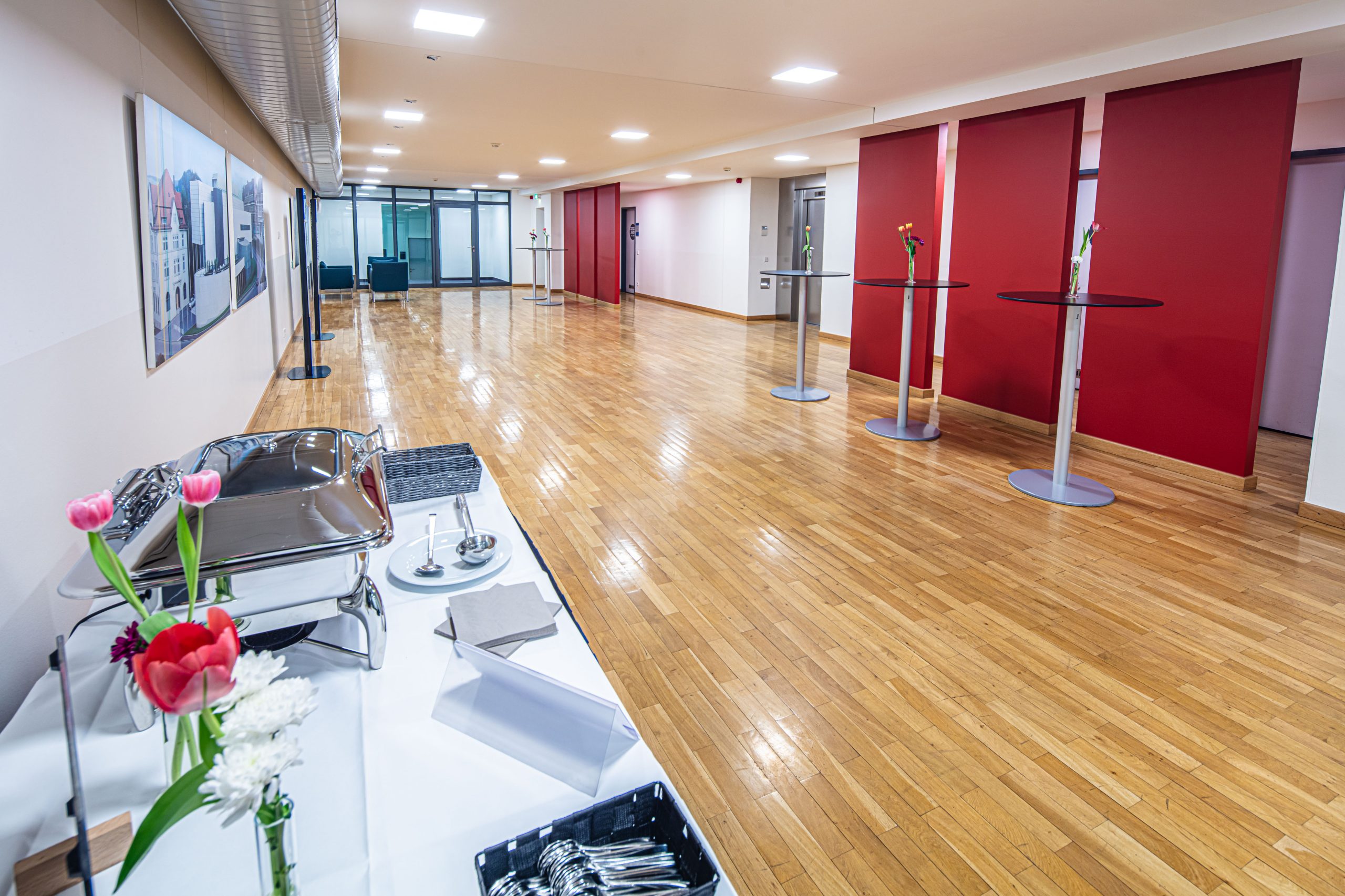 Foyer 4. Obergeschoss im Langenbeck-Virchow-Haus Berlin – heller Eventbereich mit Stehtischen für Empfänge und Pausen