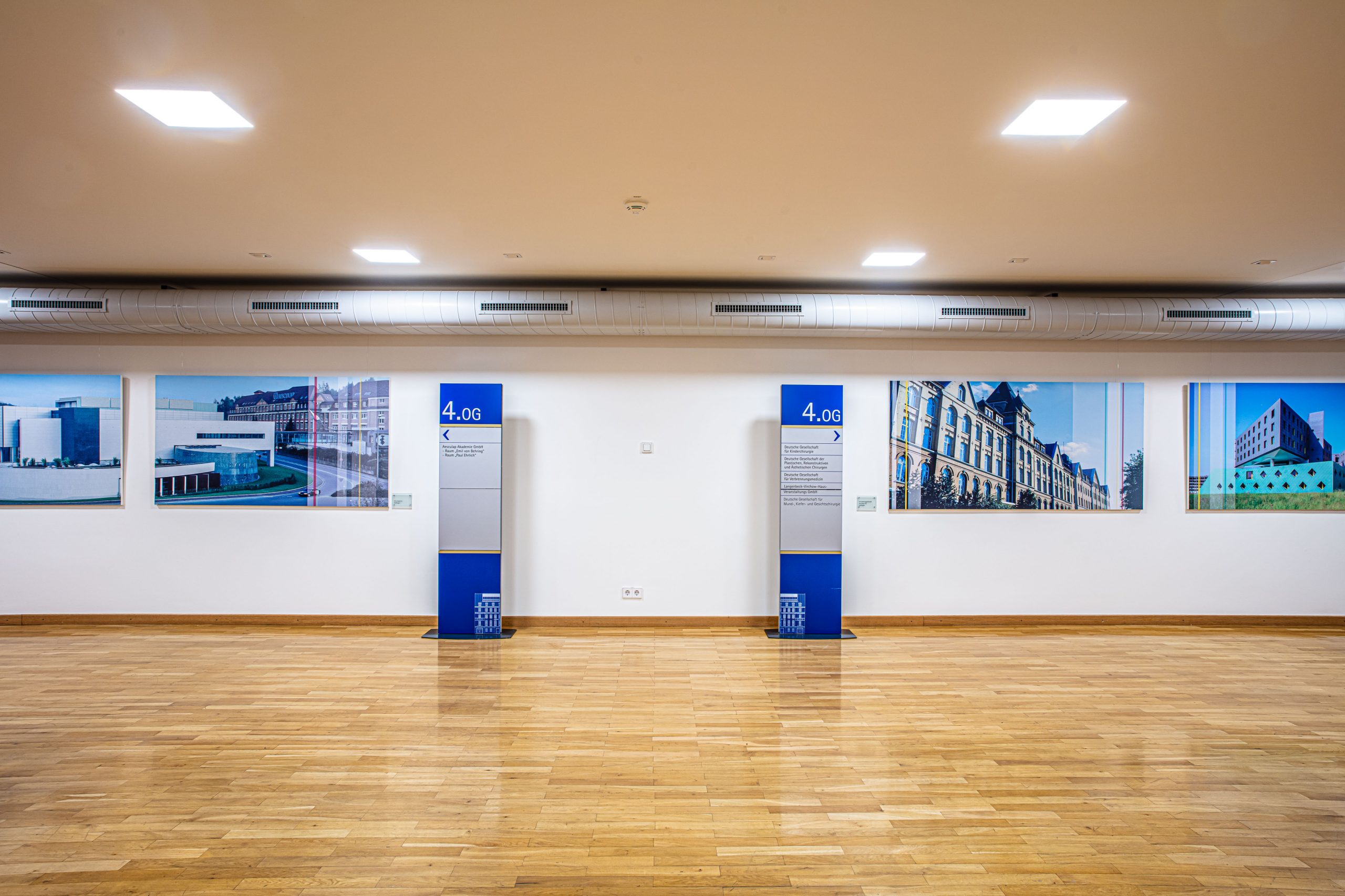Foyer 4. Obergeschoss im Langenbeck-Virchow-Haus Berlin – großzügiger Veranstaltungsbereich mit Holzboden und Wandbildern