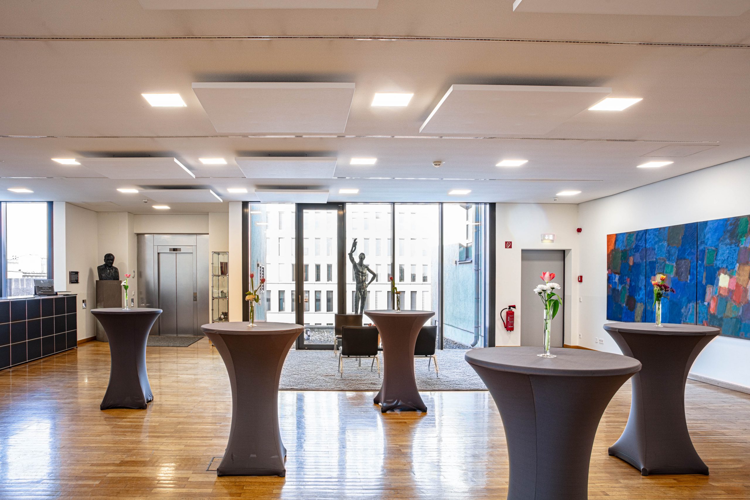 Foyer im 5. Obergeschoss des Langenbeck-Virchow-Hauses in Berlin, barrierefreier Veranstaltungsraum mit Stehtischen, großem Fensterbereich und moderner Ausstattung