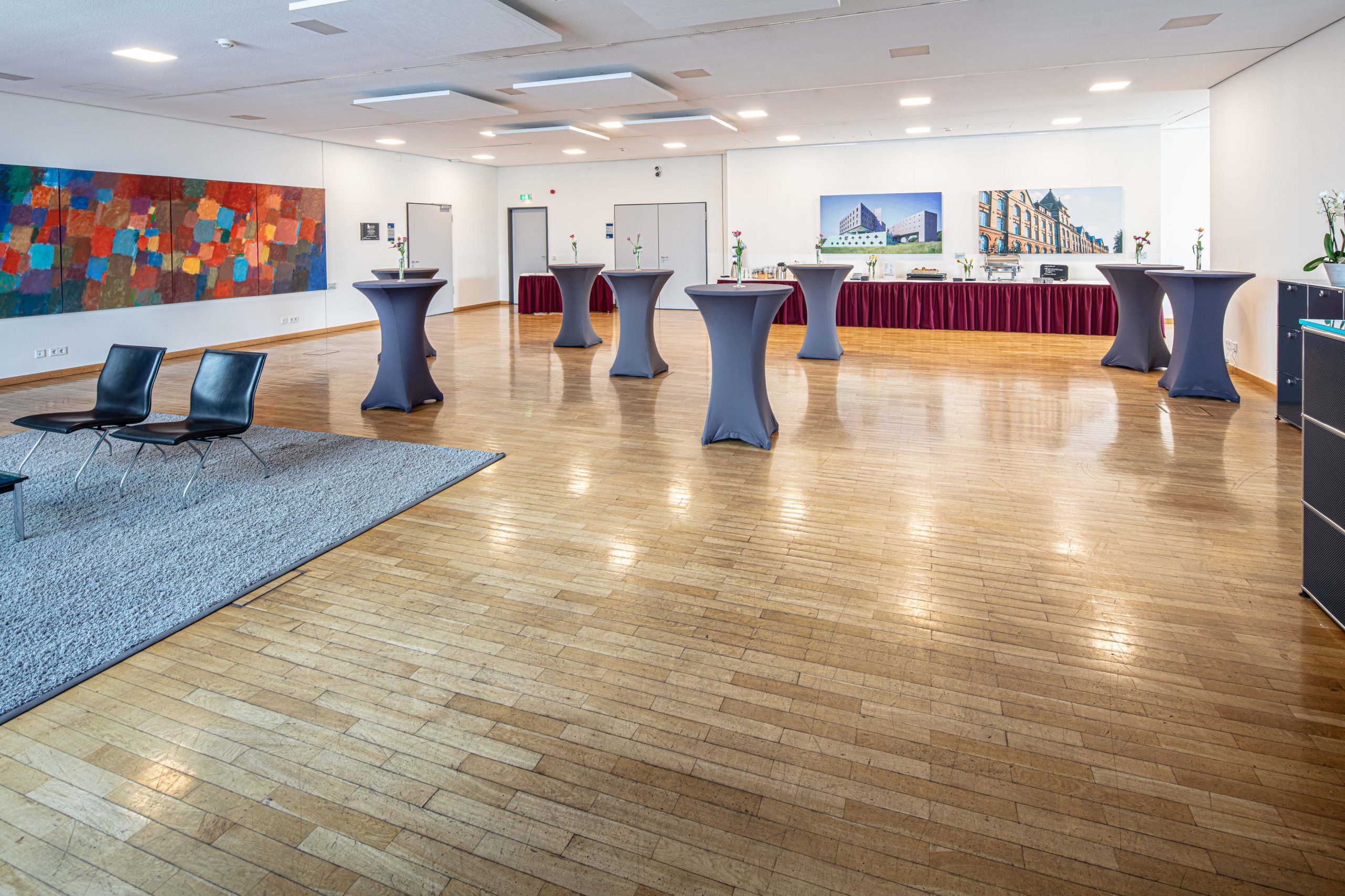 Foyer im 5. Obergeschoss des Langenbeck-Virchow-Hauses in Berlin mit Stehtischen, Catering-Bereich und moderner Kunst, barrierefreie Eventlocation