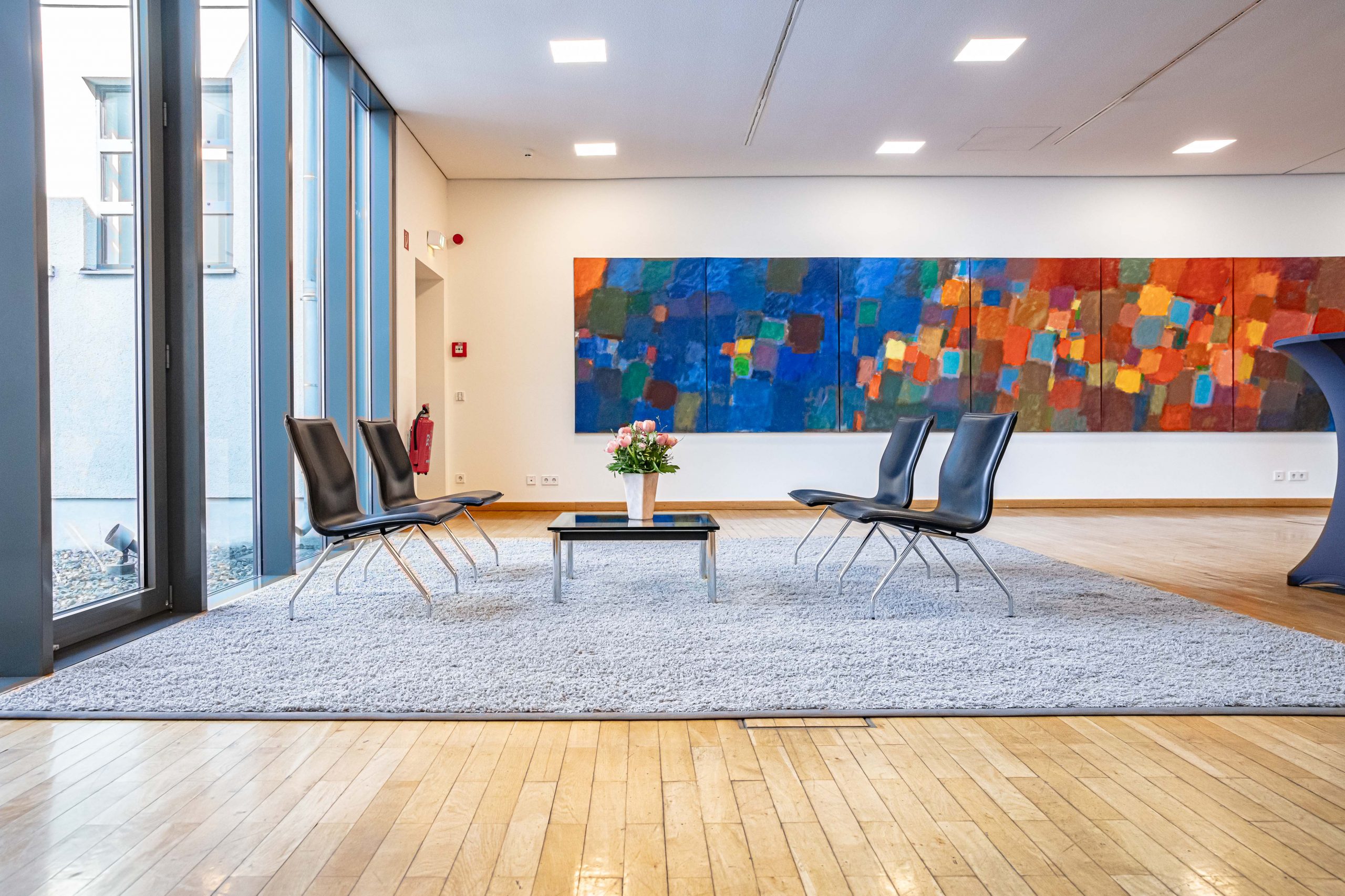 Foyer im 5. Obergeschoss des Langenbeck-Virchow-Hauses in Berlin, barrierearmer Veranstaltungsraum mit Stehtischen und moderner Ausstattung
