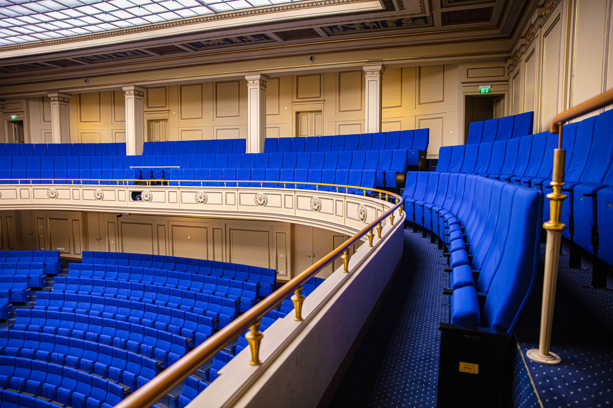 Historischer Hörsaal im Langenbeck-Virchow-Haus Berlin – Sitzreihen im oberen Rang mit Blick auf das elegante Geländer und die geschwungene Galerie