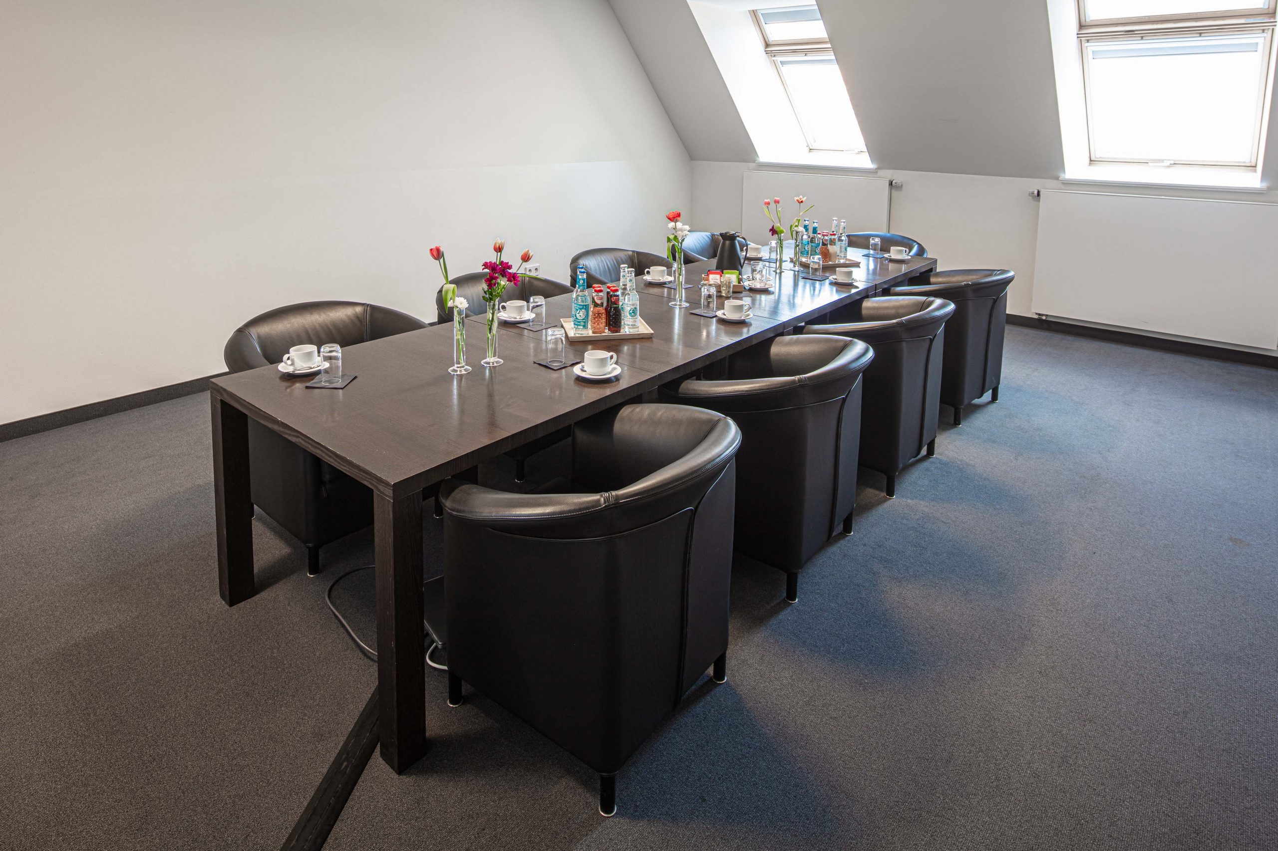 Paul Ehrlich Meetingraum im LVH Langenbeck-Virchow-Haus mit großem Tisch, Tageslicht und Ledersesseln