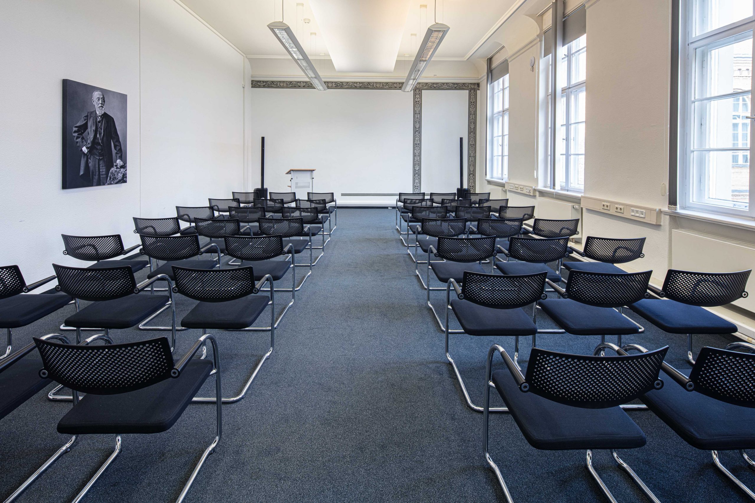 Saal Rudolf Virchow im Langenbeck Virchow Haus Berlin mit Konferenzbestuhlung und Rednerpult