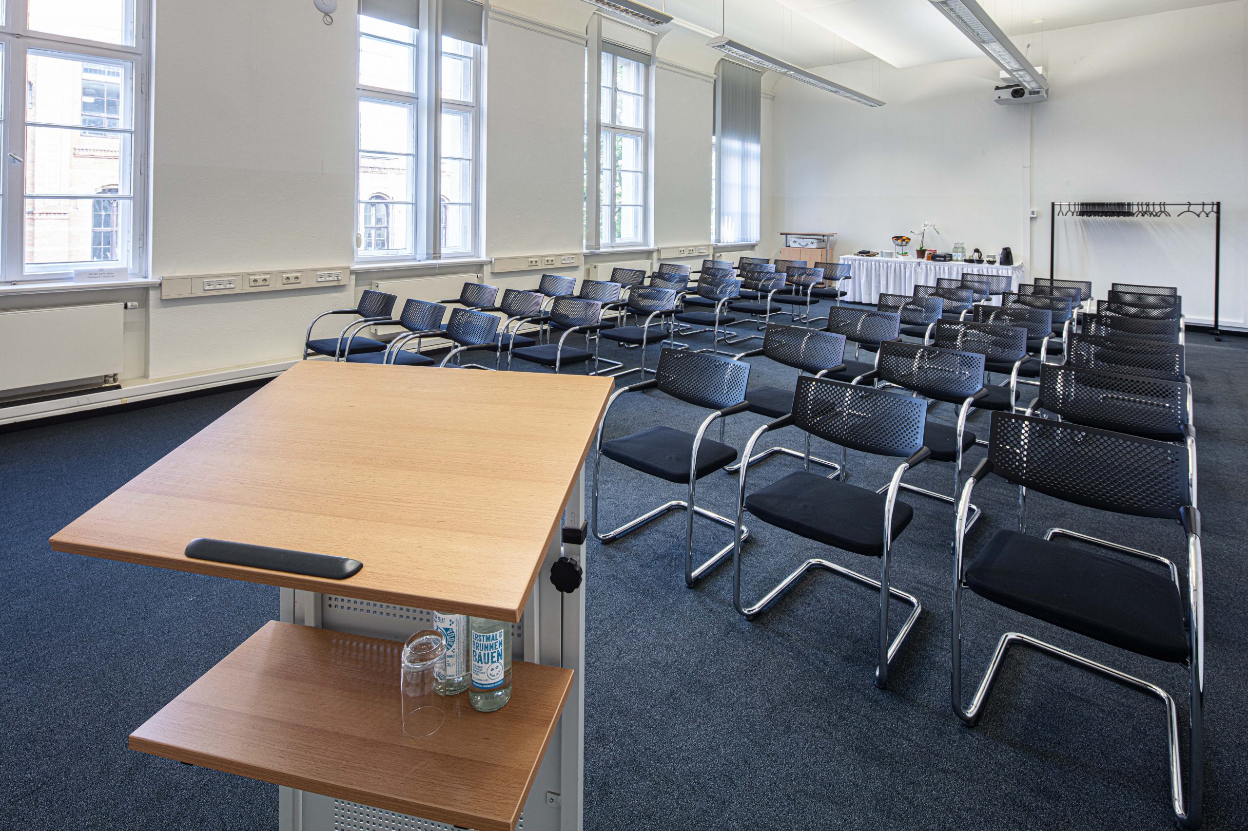 Rudolf Virchow Saal im Langenbeck Virchow Haus Berlin mit Reihenbestuhlung und Blick vom Rednerpult