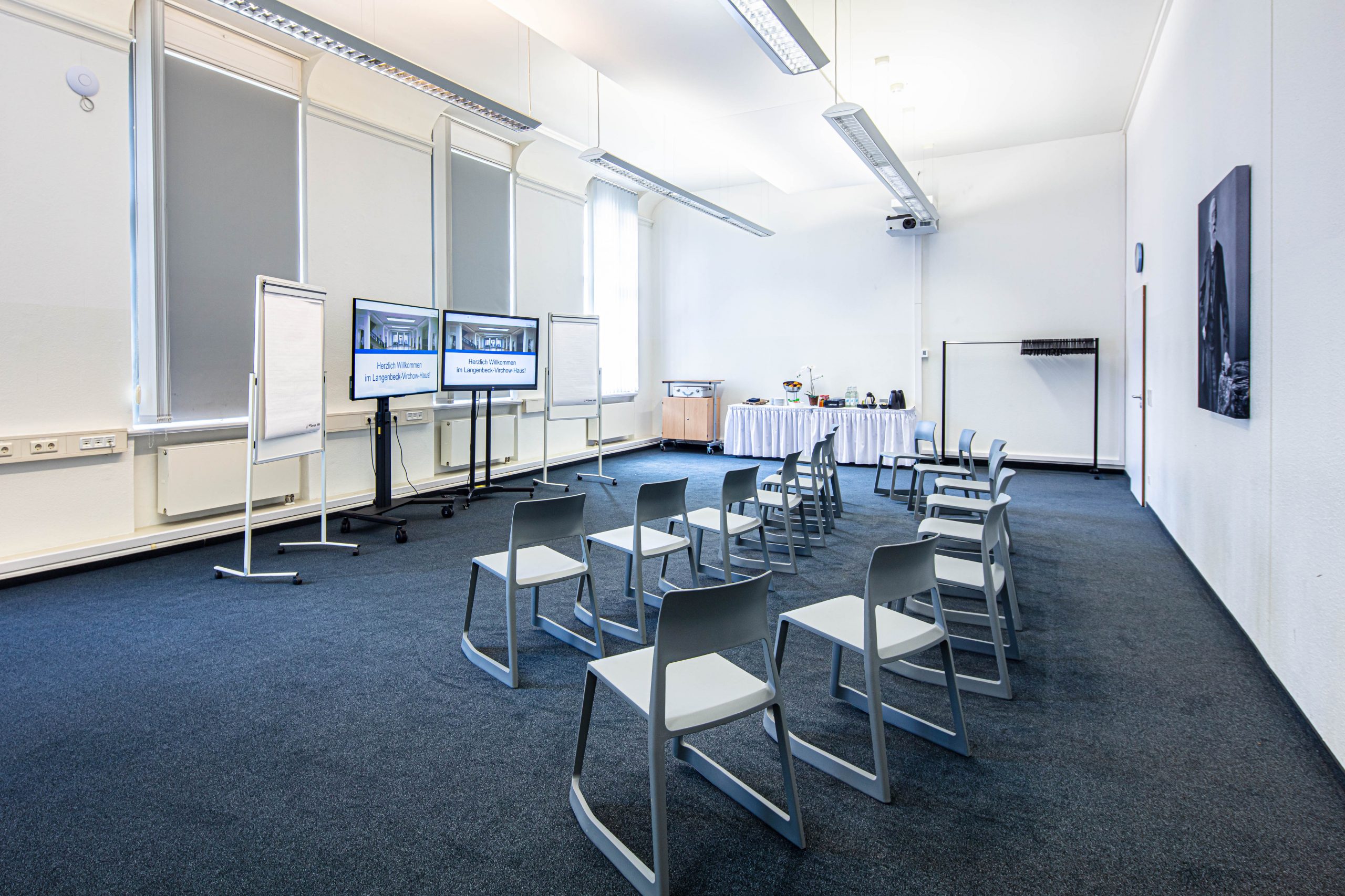 Rudolf Virchow Saal im Langenbeck Virchow Haus Berlin mit Stuhlreihen, Flipcharts und Bildschirmen für Seminare